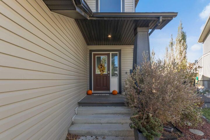 Property Photo:  51 Sunset Court  AB T4C 0G3