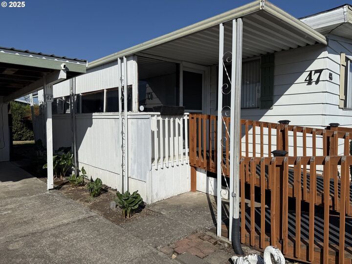 Property Photo: 5422 Portland Rd NE 47 OR 97305