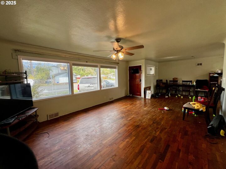 Property Photo: 1271 Centennial Blvd OR 97477