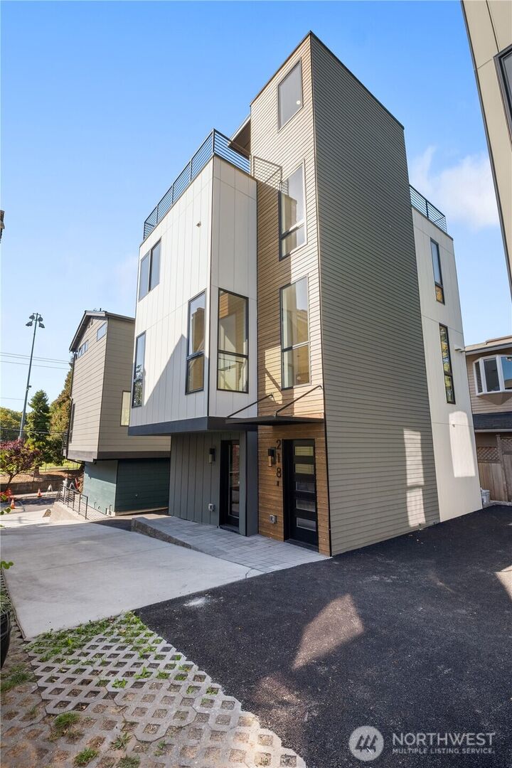 Property Photo:  218  21st Avenue E  WA 98112