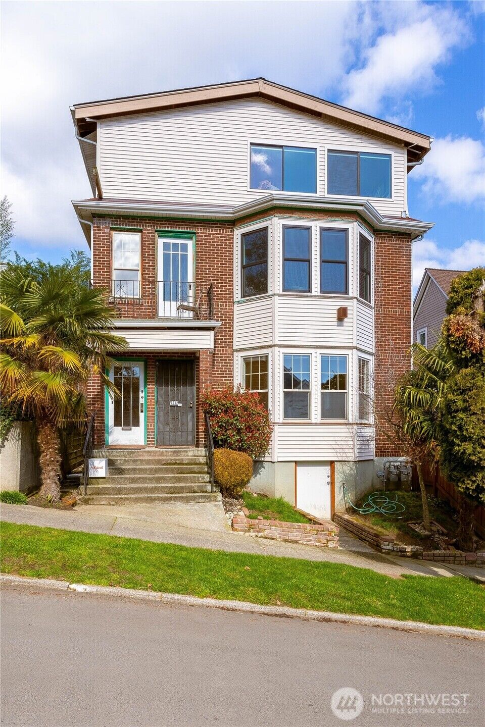 Property Photo:  3010 E Spruce Street Upper  WA 98122