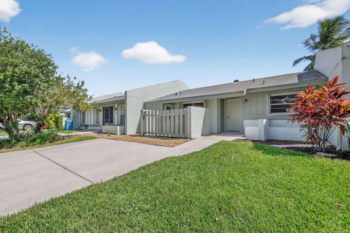 Property Photo: 20 Camden Lane FL 33426