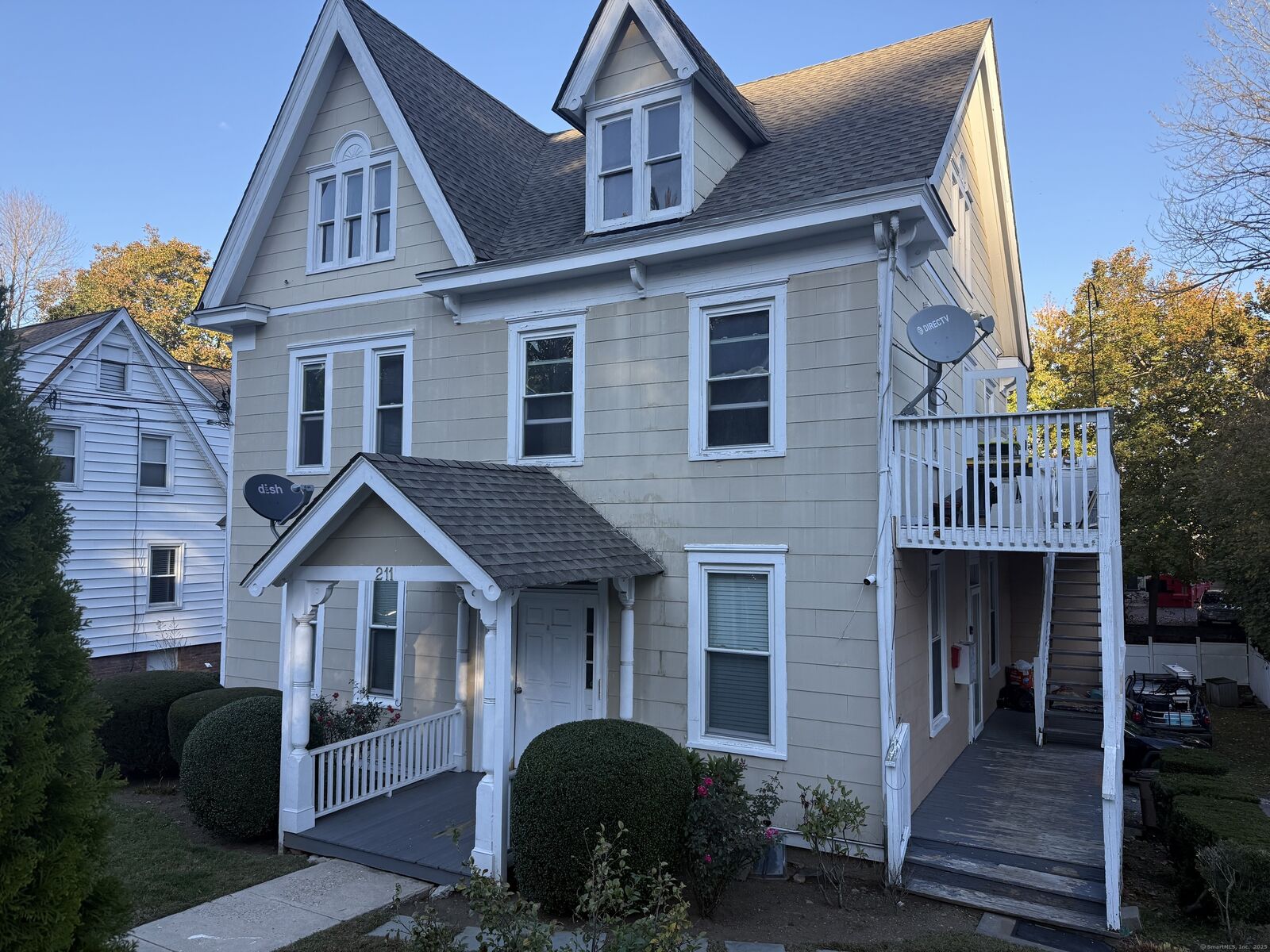 Property Photo:  211 Knickerbocker Avenue  CT 06907