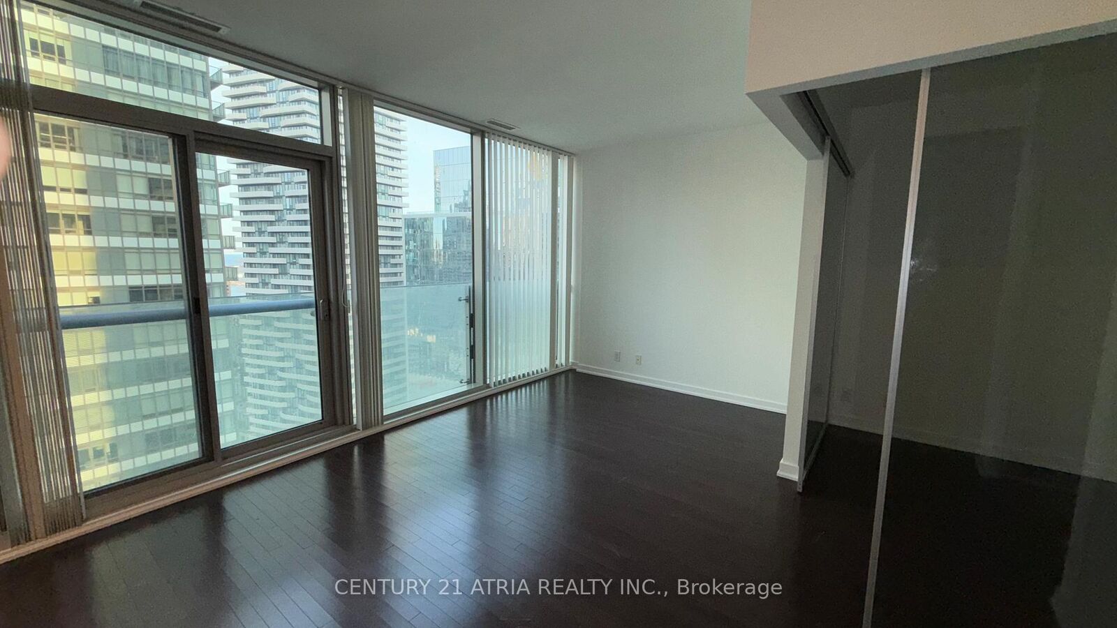 Photo de la propriété:  14 York Street 4012  ON M5J 0B1 