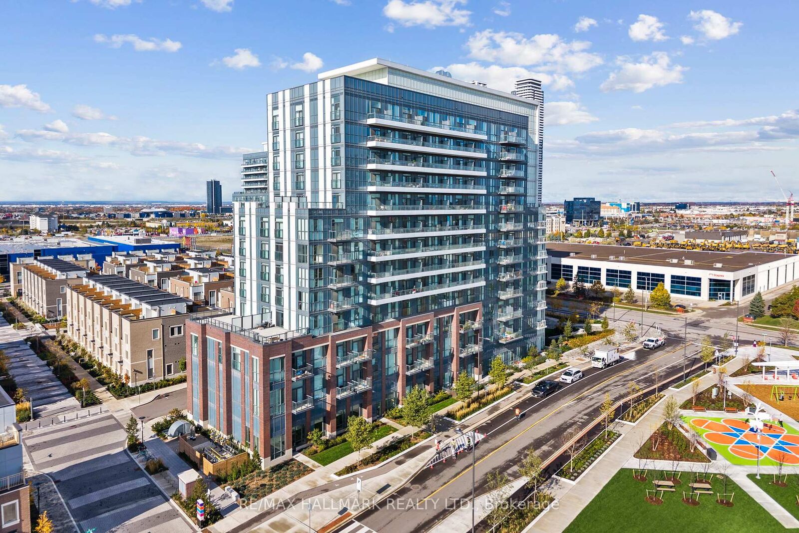 Property Photo:  60 Honeycrisp Crescent 511  ON L4K 0N5