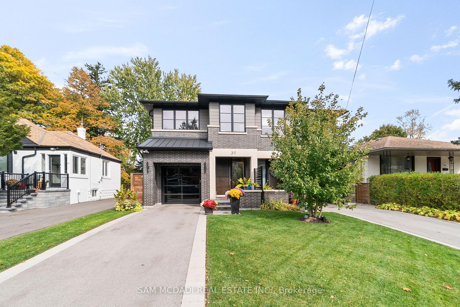 Property Photo: 39 Oakwood Avenue N ON L5G 3L8