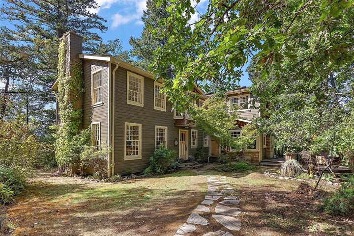 Photo de la propriété:  800 Bardsey Lane  BC V8M 1S4 