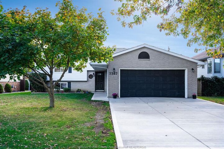 1587 Oakwood  Lakeshore ON N8L 1C8 photo