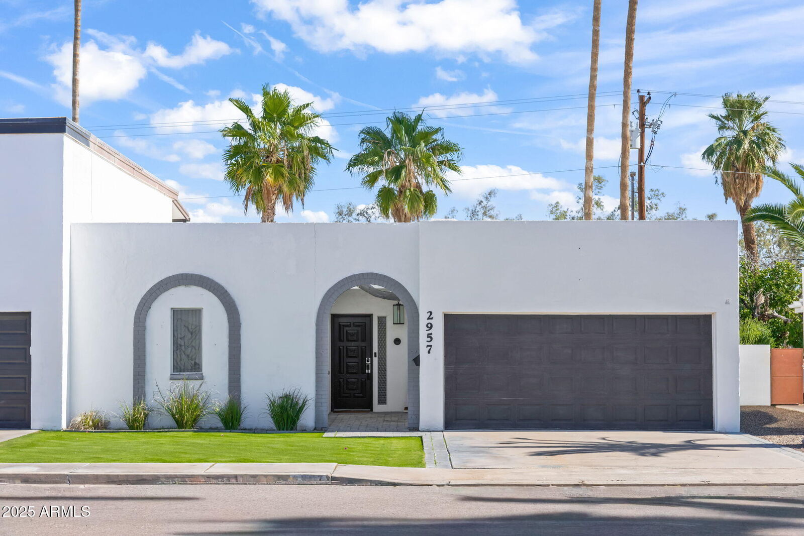 Property Photo:  2957 S Country Club Way  AZ 85282 