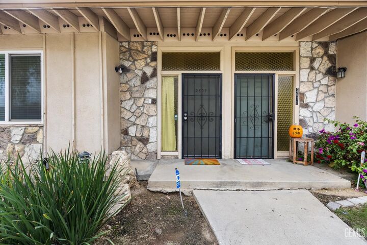 Property Photo: 2809 Oswell Street CA 93306