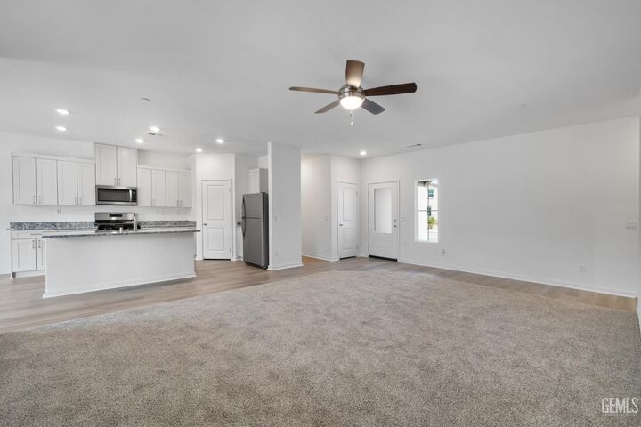 Property Photo: 8203 Baldivia Court CA 93306