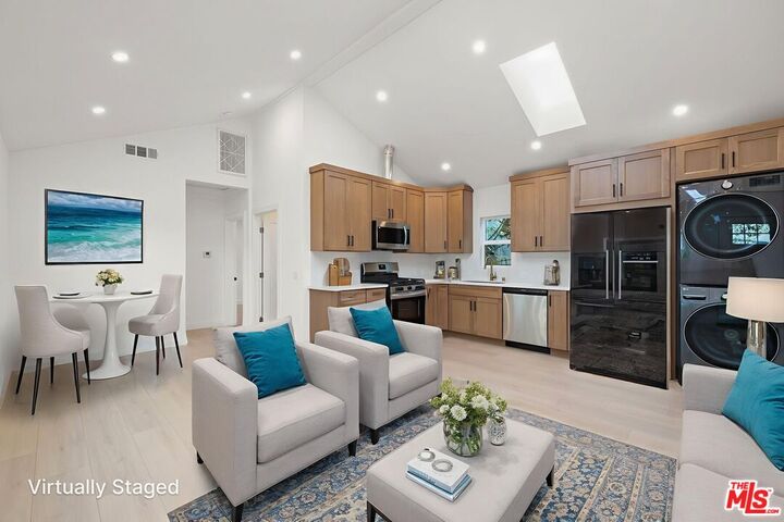 Property Photo:  609 Sunset  CA 90291