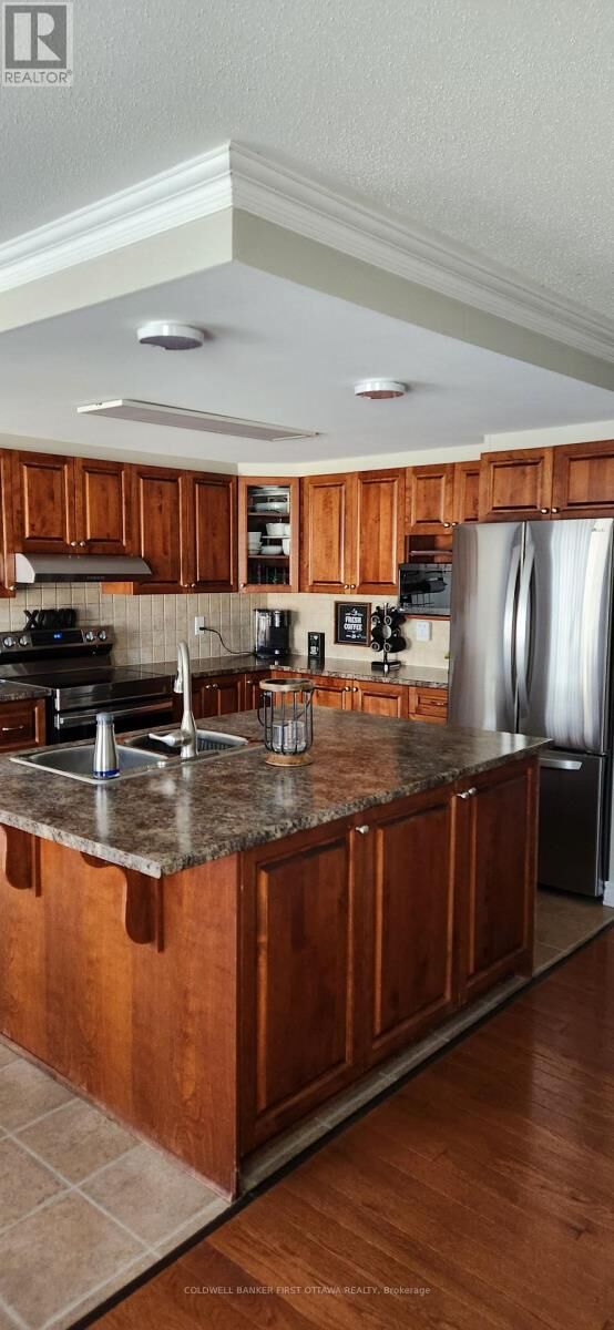 Property Photo:  33 St Alexi Walk East  ON K4A 0H2