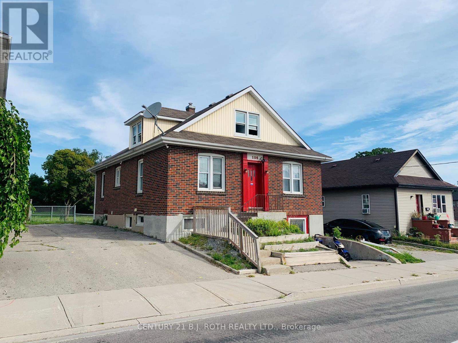 Property Photo:  156 Dunlop Street West  ON L4N 1B2 
