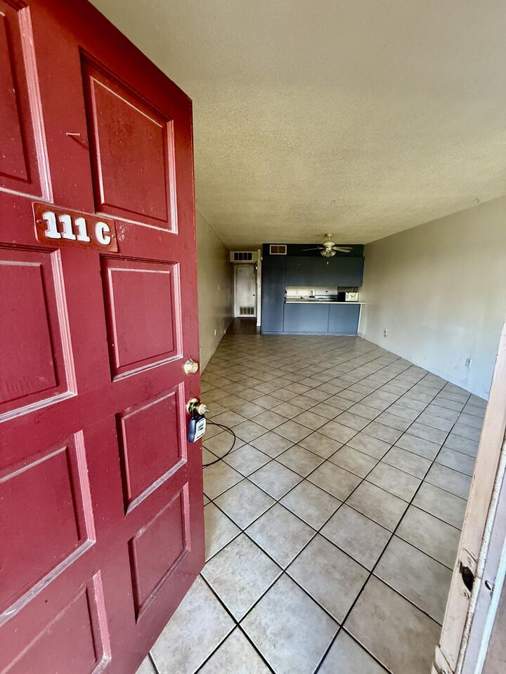 Property Photo: 210 Pelham Road 111C FL 32547
