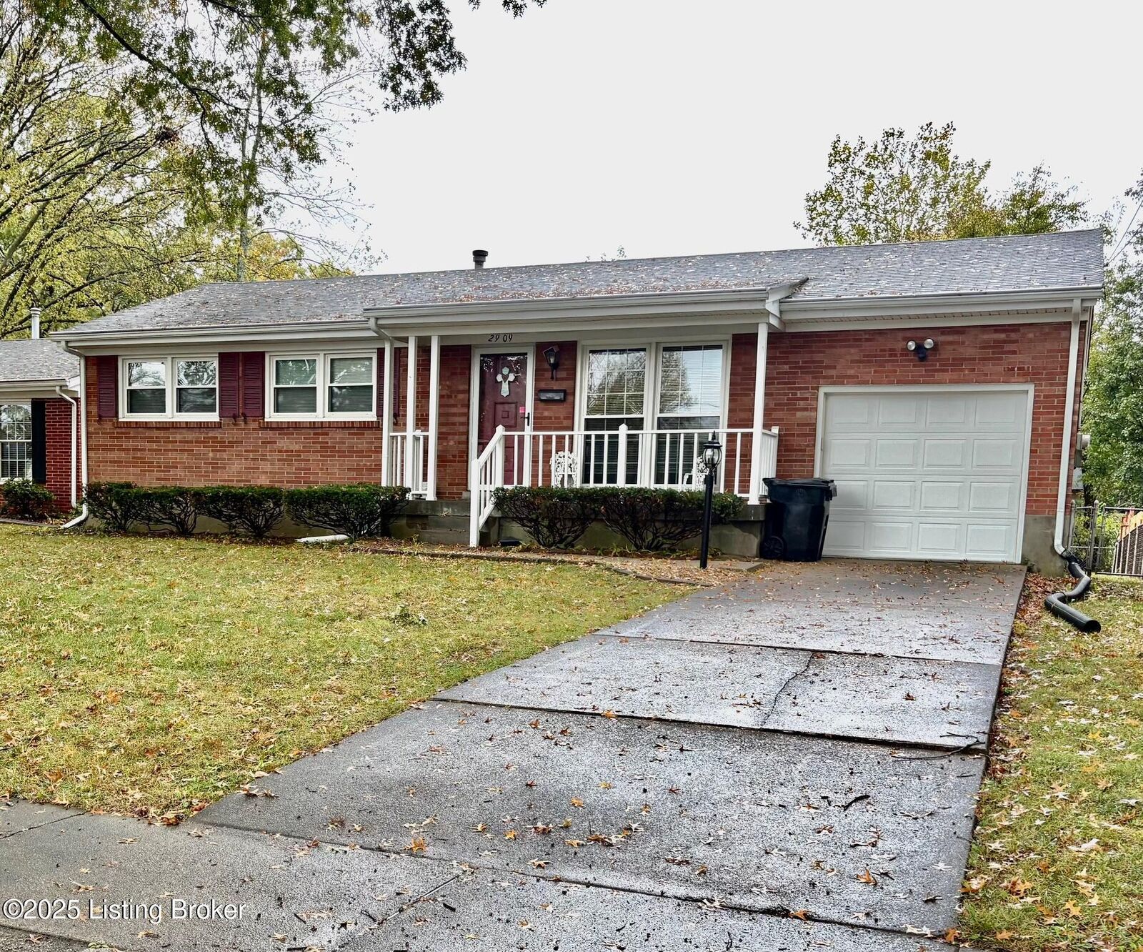 Property Photo:  2909 Wallingford Ct  KY 40218