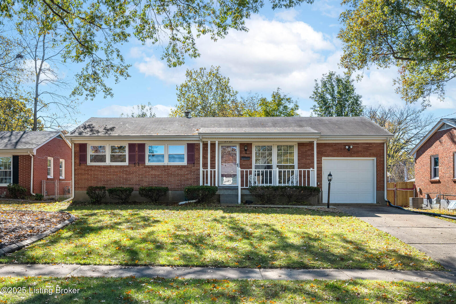 Property Photo: 2909 Wallingford Ct KY 40218