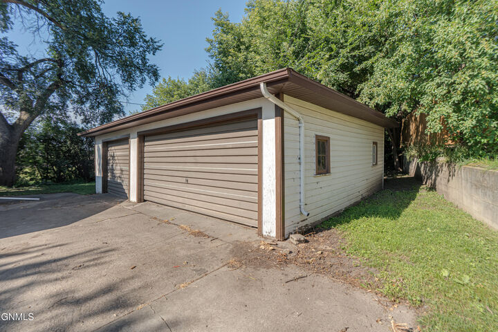 Property Photo:  102 W Custer Park Street  ND 58501