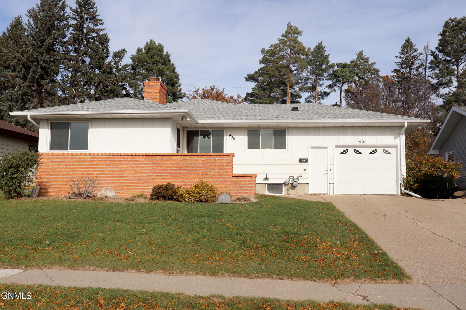 Property Photo:  906 Avenue B W  ND 58501