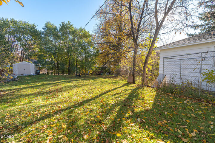 Property Photo:  825 N 2nd Street  ND 58501