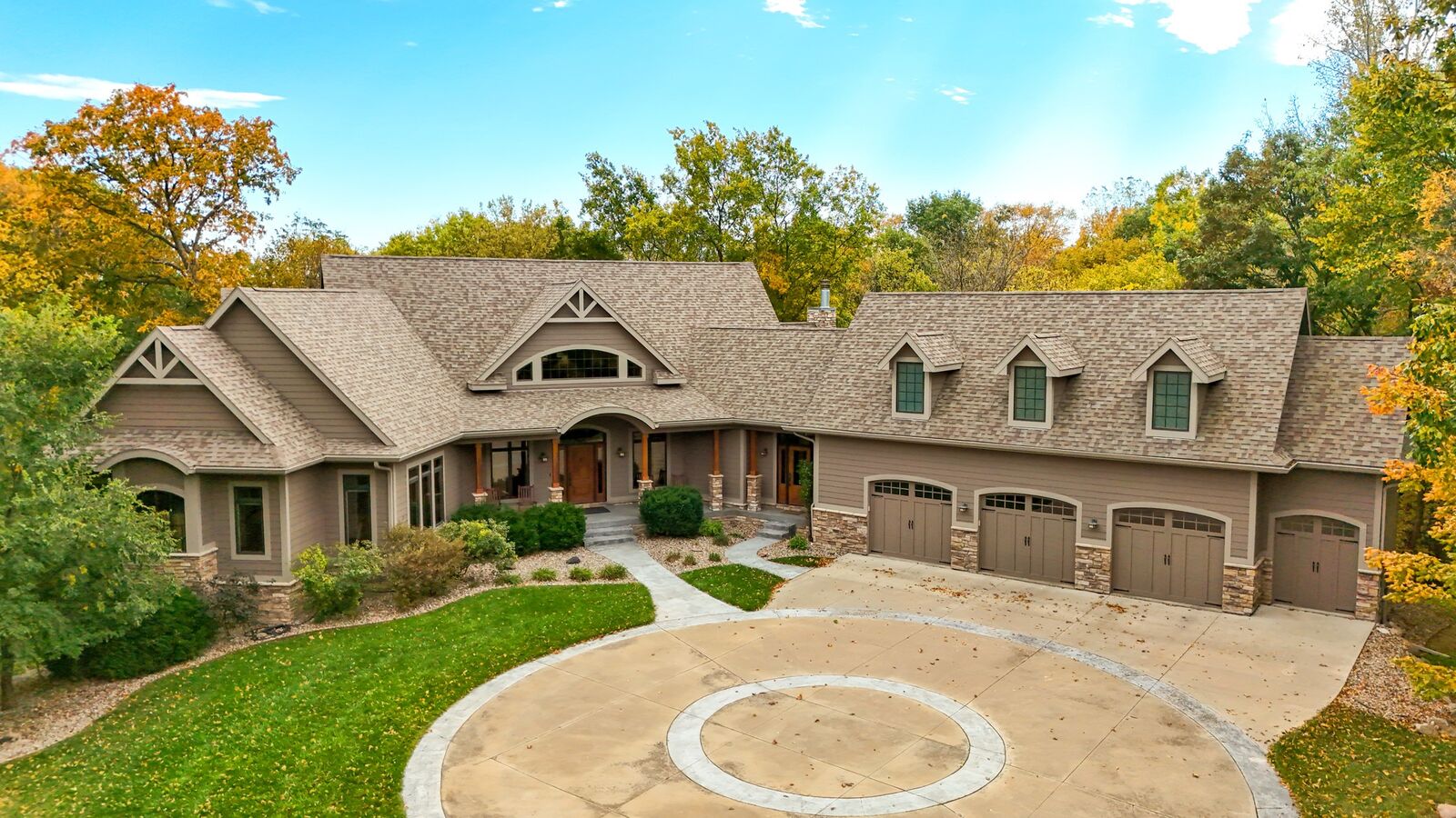 Property Photo:  1004 Oakwood Drive  IA 50226 