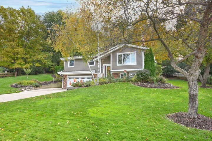 Property Photo:  617 Coventry Ln  WI 53029