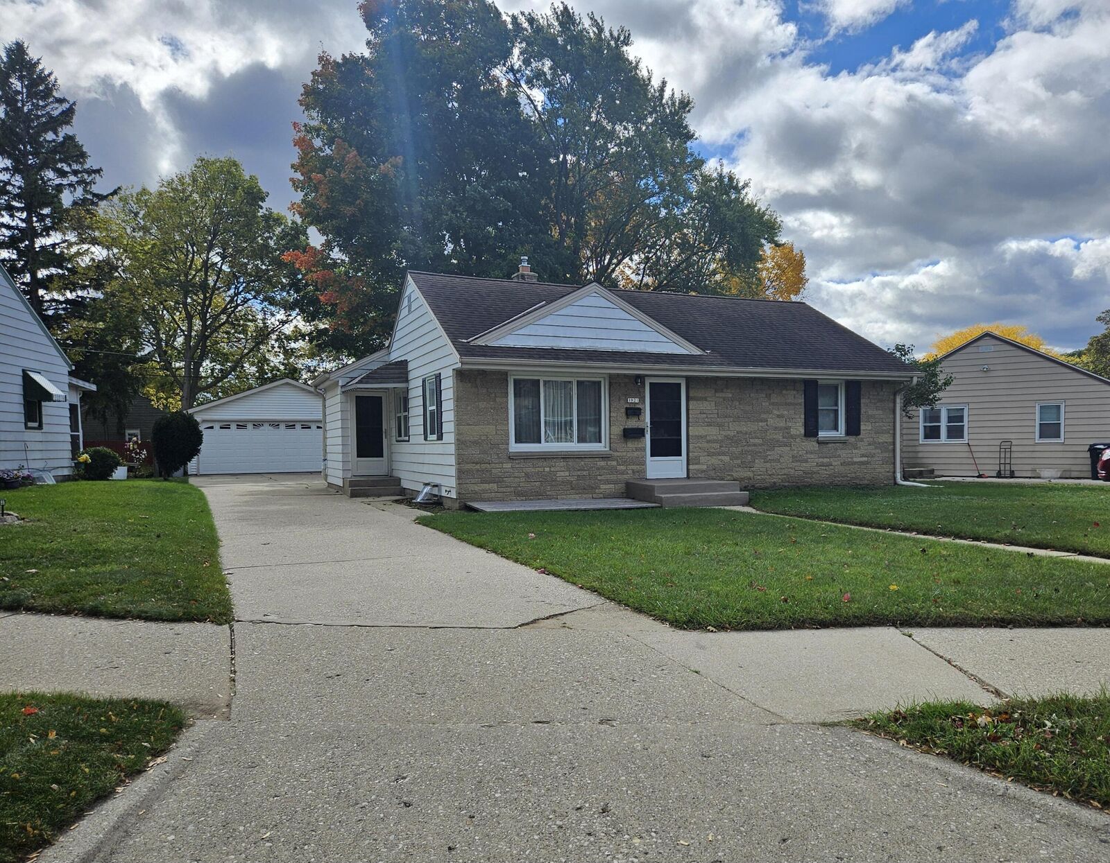 Property Photo:  1921 W Birch Ct  WI 53209 