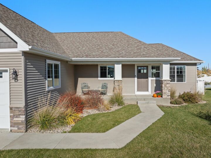 Property Photo:  1605 Valley Bluffs Drive SE  ND 58701 