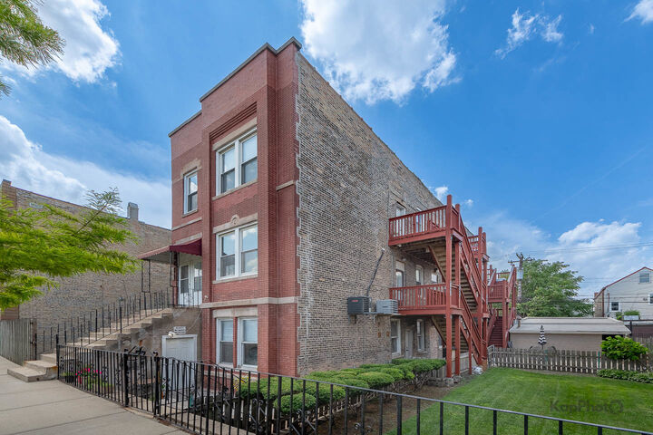 Property Photo:  2504 S Blue Island Avenue 1R  IL 60608