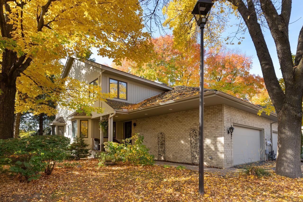 Property Photo:  1110 Hollybrook Drive  MN 55391