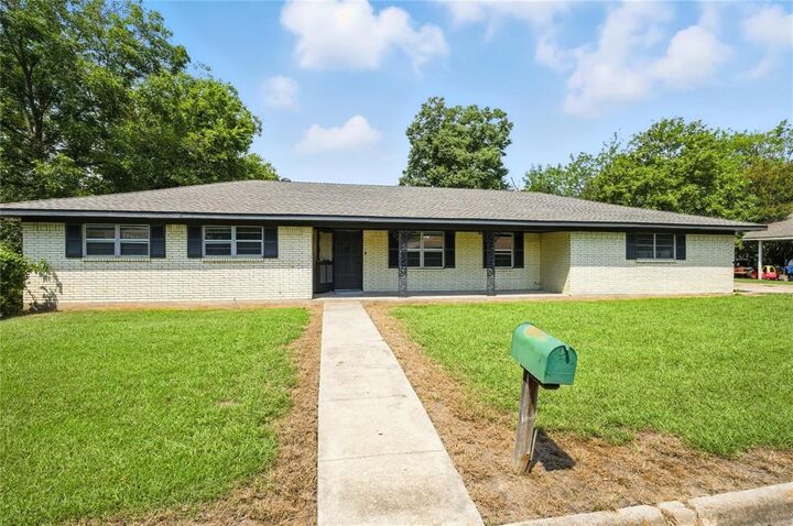 Property Photo: 115 Horseshoe Drive TX 75432