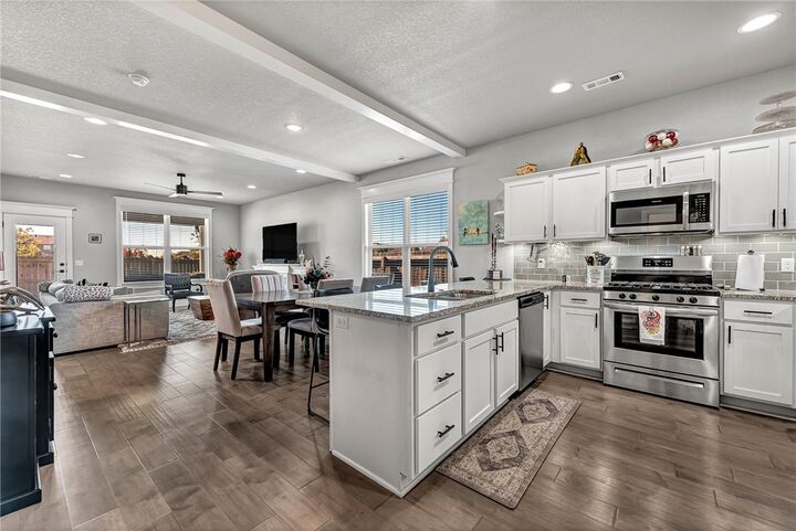 Property Photo: 1746 W Broadway Place AR 72758