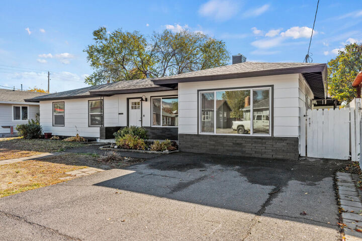 Property Photo:  2528 Radcliffe Avenue  OR 97601