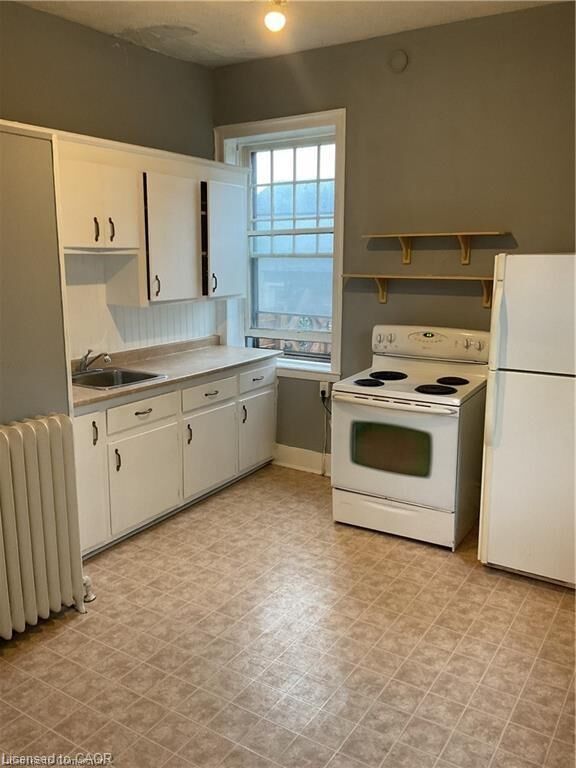 Property Photo:  303 East 19th Street 2  ON L9A 4S6 