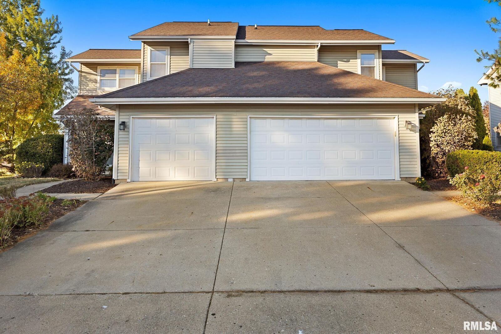 Property Photo:  1101 Eisenhower Drive  IL 61554