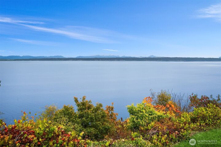 Property Photo:  1639 S Country Club Drive  WA 98282