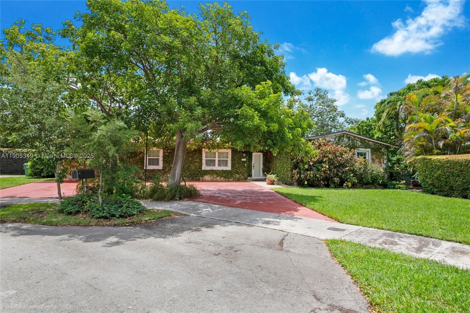 Property Photo:  9500 SW 79th St  FL 33173