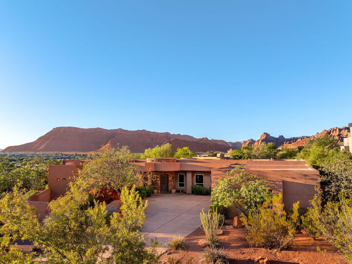 Property Photo: 2226 W Lomaki Cir UT 84770