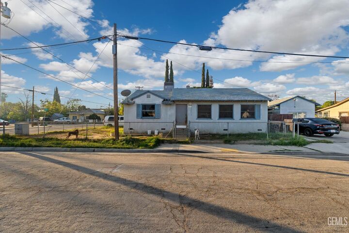 Property Photo:  301 Harding Avenue  CA 93308 