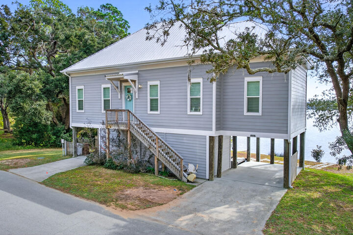 Property Photo: 2975 Holley Point Road FL 32566