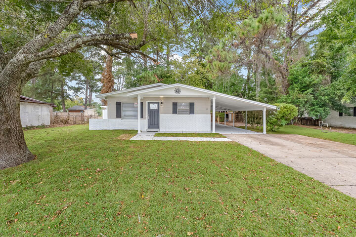 Property Photo: 12 NW Memorial Parkway FL 32548