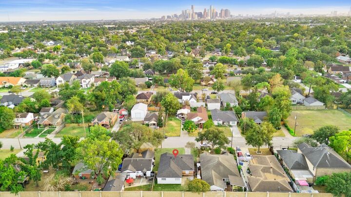Property Photo:  605 Kelley Street  TX 77009 