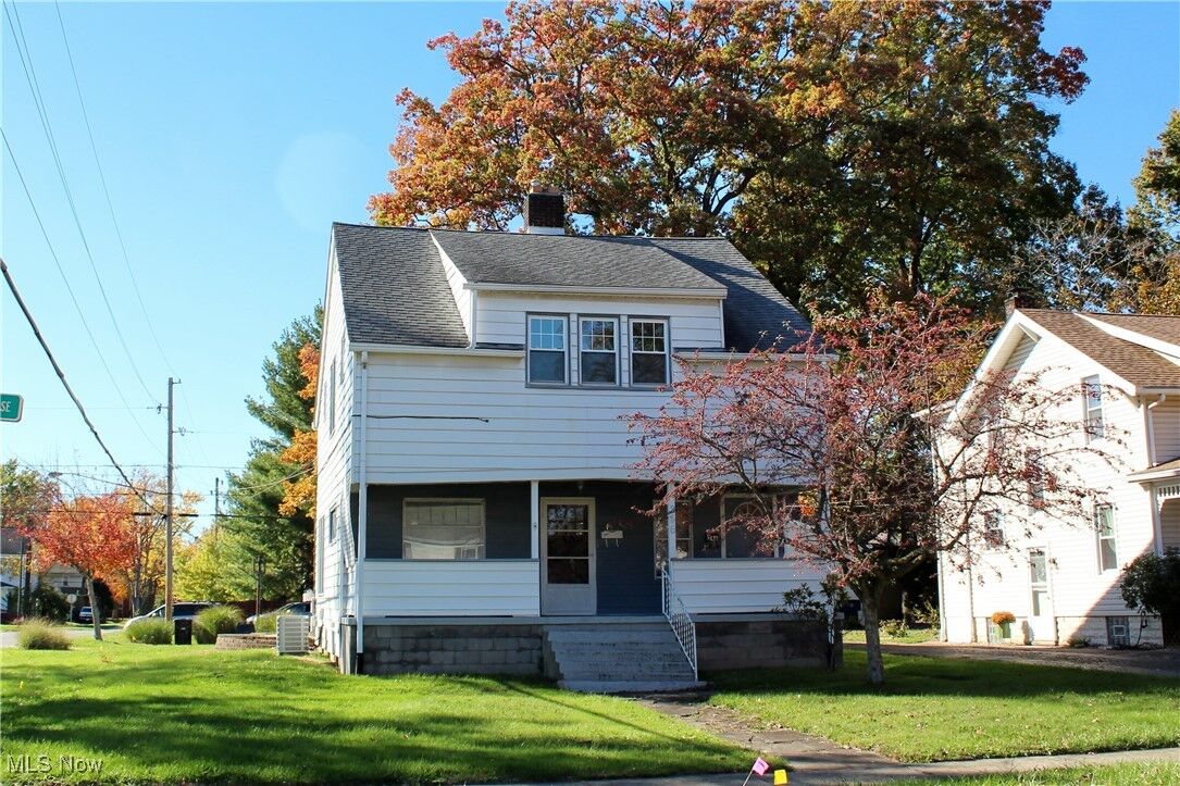 Property Photo:  244 Adelaide Avenue SE  OH 44483 