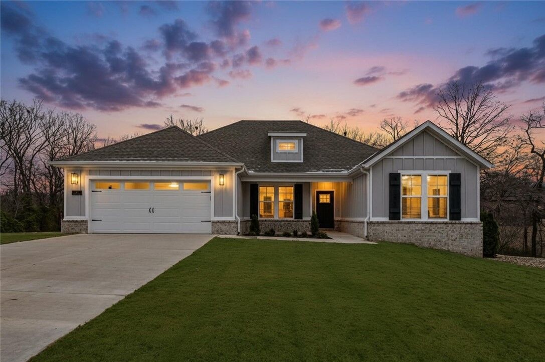 Property Photo: 2 Ellwood Circle AR 72715