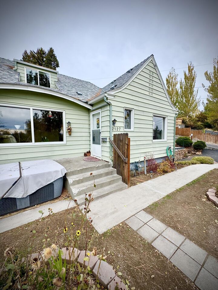 Property Photo:  2127 Auburn Street  OR 97601