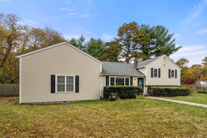 Property Photo:  7 Sugarbush Ln  MA 02360