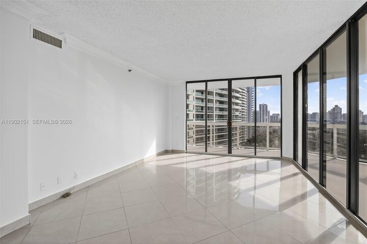 Property Photo:  20185 E Country Club Dr 1405  FL 33180 