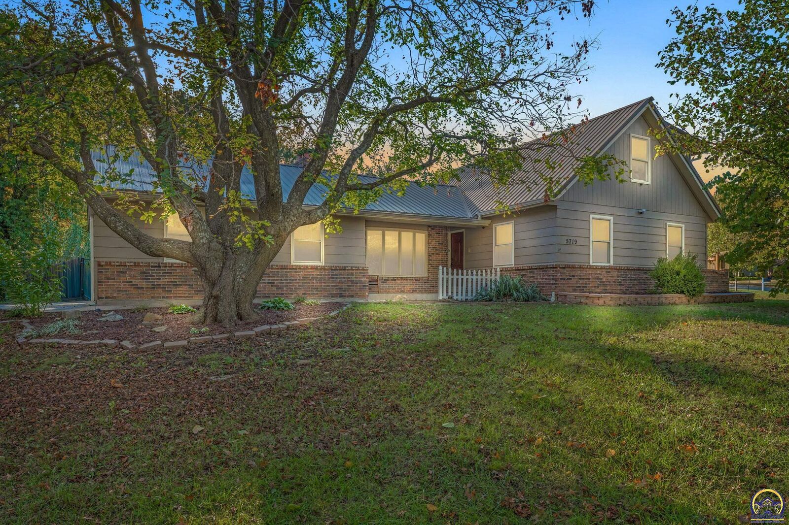 Property Photo:  5719 SW 27th St  KS 66614 