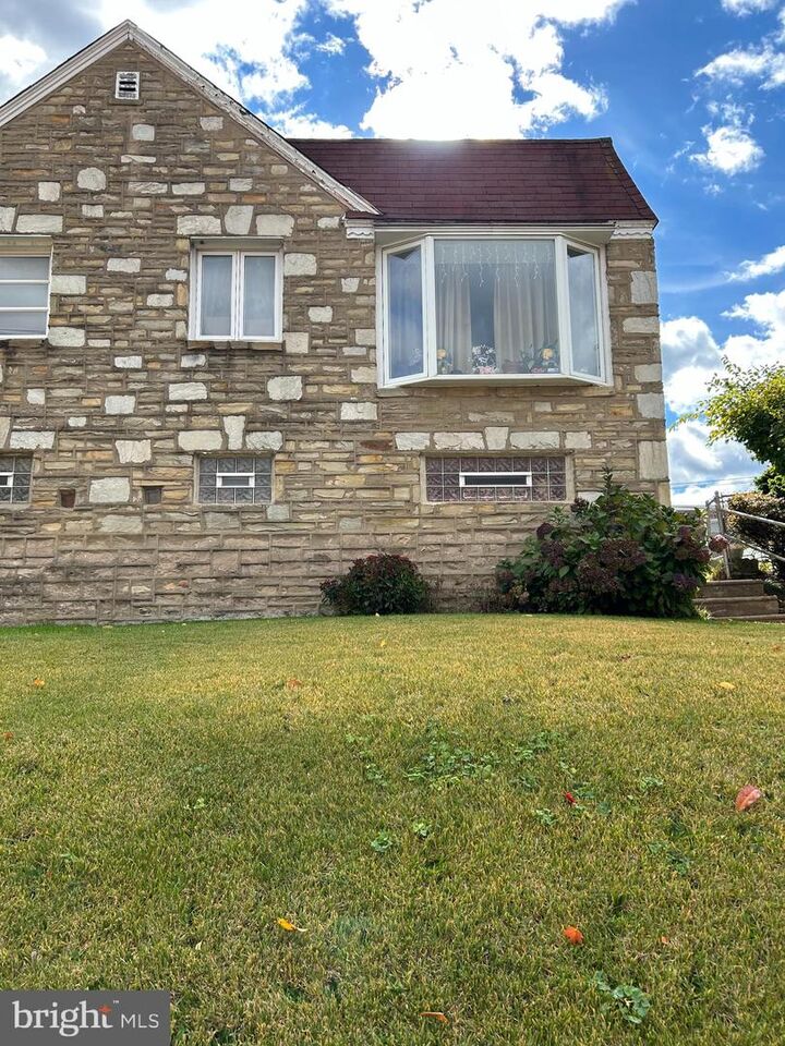 Property Photo: 2828 Holme Avenue PA 19152