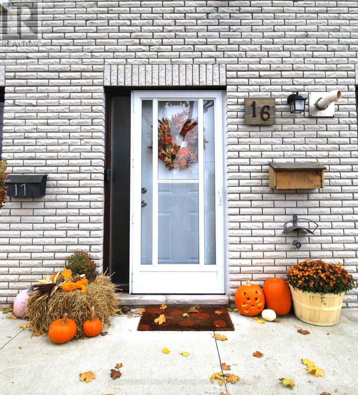 Property Photo:  129 Concession Street East 16  ON N4G 4N4 